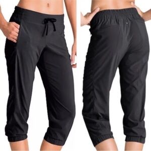 Athleta La Viva Crop Black Jogger Pants Size 2  Zipper Pockets